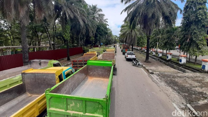 Massa sopir protes penertiban truk odol geruduk kantor DPRD Sultra (detikSulsel/Nadhir Attamimi)