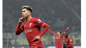 Roberto Firmino menjadi pembuka kemenangan Liverpool. Kasih bola ke Bobby dan dia akan mencetak gol, tulis Twitter Liverpool merayakannya. Foto: Twitter