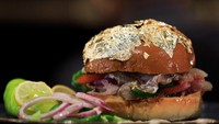 Burger feseekh berselimut emas saat disajikan di restoran Fasakhanesta di kota Delta Mansoura, Mesir (10/2/2022).