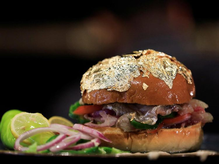 Unik! Di Mesir Ada Burger Ikan Asin Bertabur Emas, Mau Coba?