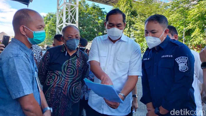 Mendag Muhammad Lutfi meninjau Pelabuhan Soekarno-Hatta, Kota Makassar, Sulsel. Lutfi geram saat menemukan masih banyak minyak goreng yang ditampung di kilang minyak.