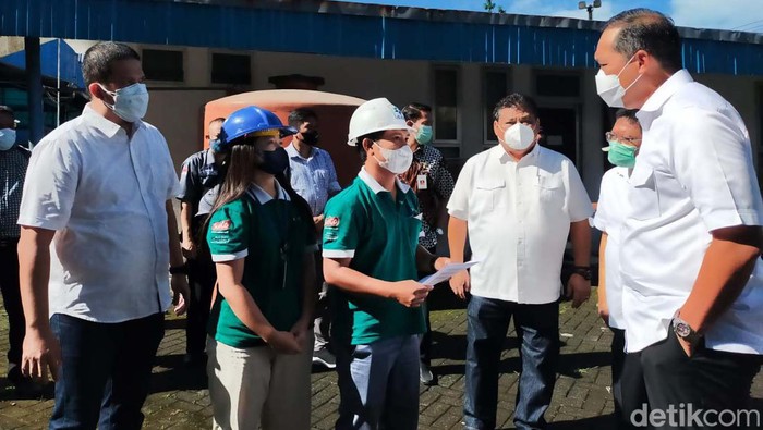 Mendag Geram! Minyak Goreng Kok Masih Ngendon di Penampungan Mendag Muhammad Lutfi meninjau Pelabuhan Soekarno-Hatta, Kota Makassar, Sulsel. Lutfi geram saat menemukan masih banyak minyak goreng yang ditampung di kilang minyak.