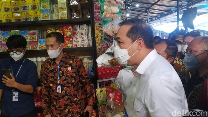 Mendag M Lutfi bersama Wali Kota Makassar Danny Pomanto melakukan sidak minyak goreng di 3 pasar di Makassar. (Ibnu/detikcom)