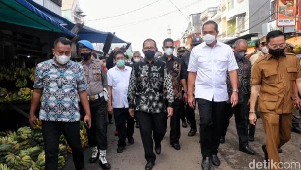 Mendag M Lutfi bersama Wali Kota Makassar Danny Pomanto melakukan sidak minyak goreng di 3 pasar di Makassar. (Ibnu/detikcom)