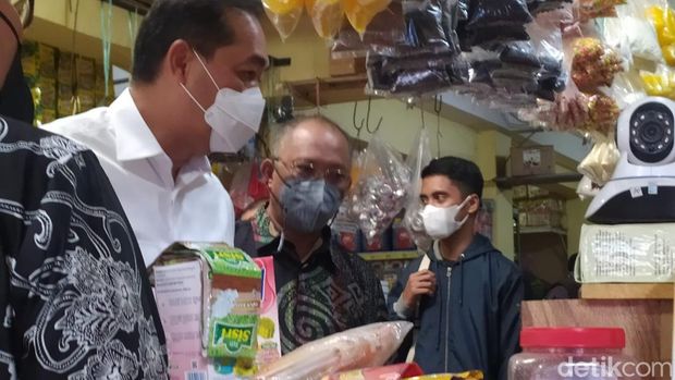 Mendag M Lutfi bersama Wali Kota Makassar Danny Pomanto melakukan sidak minyak goreng di 3 pasar di Makassar. (Ibnu/detikcom)