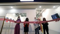 Founder Ganara Art dan Yayasan Ganara mariberbagi Seni Tita Djumaryo (kedua kiri) bersama Deputy GM Business Development & Casual Leasing ASRI Nazira C Noer (kiri), VP of Product Innovation & Development PT Paragon Technology and Innovation Dini Ardi Wardini (kedua kanan), dan Deputy GM Leasing ASRI Dahlia Salim (kanan) melakukan pengguntingan pita pada acara Grand Opening Ganara Art di Hublife di Jakarta.