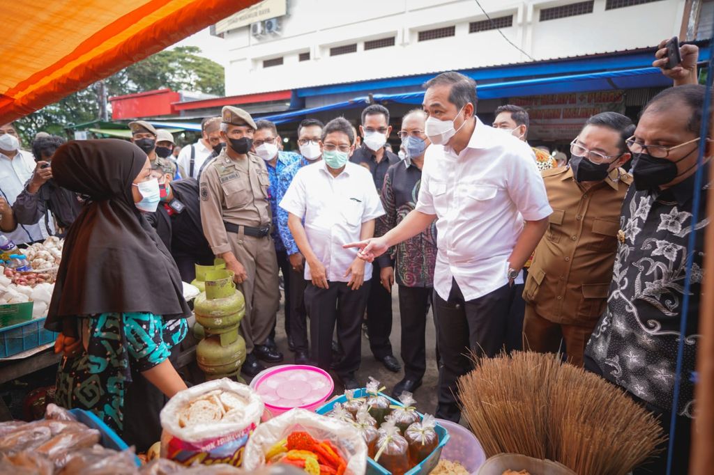 Menteri Perdagangan Muhammad Lutfi bersama jajarannya saat  melakukan sidang ketersediaan minyak goreng di sejumlah pasar dan gudang minyak goreng  di Makassar, Kamis (17/2/2022). (Dok.Kemendag)