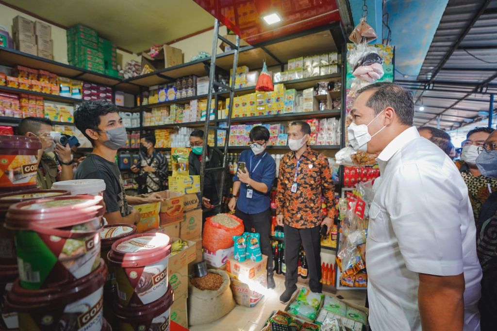 Menteri Perdagangan Muhammad Lutfi bersama jajarannya saat  melakukan sidang ketersediaan minyak goreng di sejumlah pasar dan gudang minyak goreng  di Makassar, Kamis (17/2/2022). (Dok.Kemendag)
