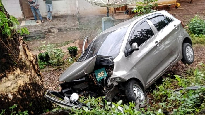Mobil Camat Sukabumi Tabrak Pohon