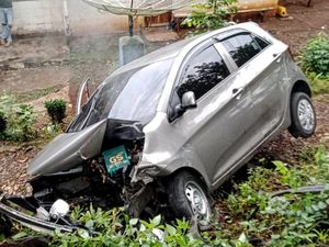 Brak! Mobil Camat Cikidang Tabrak Pohon