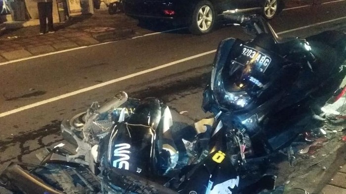 Mobil tabrak 4 motor di Bali