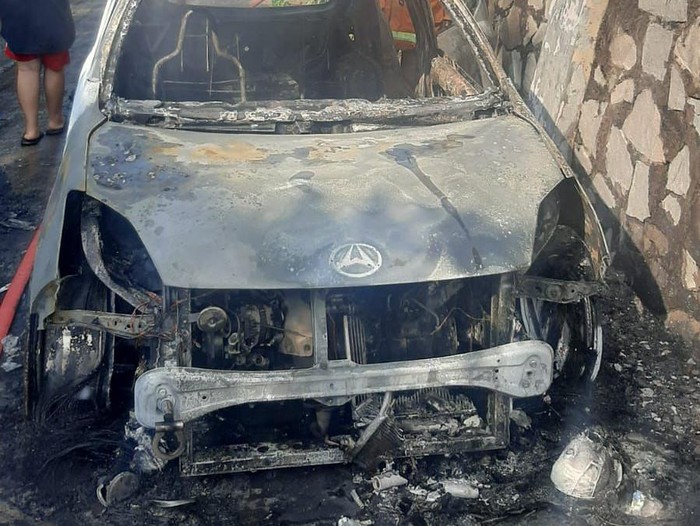 Mobil terbakar di Tanah Baru, Depok, Kamis (17/2/2022).