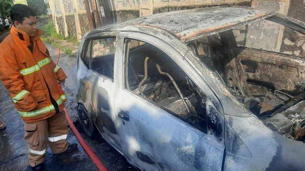 Mobil terbakar di Tanah Baru, Depok, Kamis (17/2/2022).