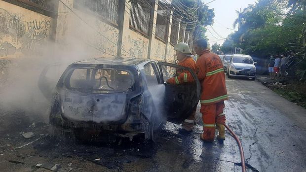 Mobil terbakar di Tanah Baru, Depok, Kamis (17/2/2022).
