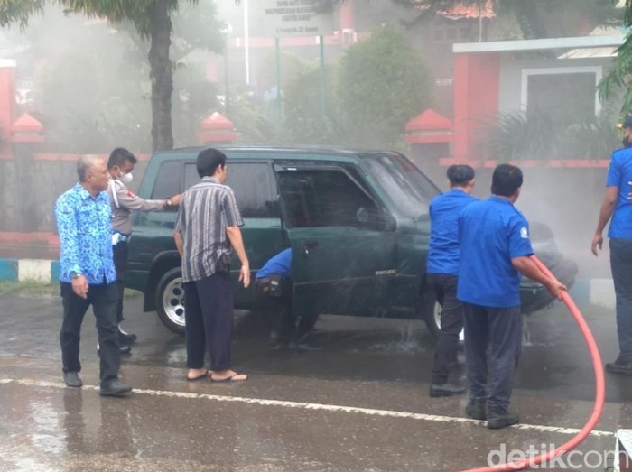 mobil terbakar