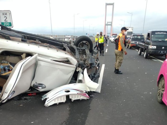 mobil terbalik di suramadu