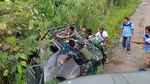 Momen TNI Evakuasi Kendaraan yang Hampir Masuk Jurang di Papua