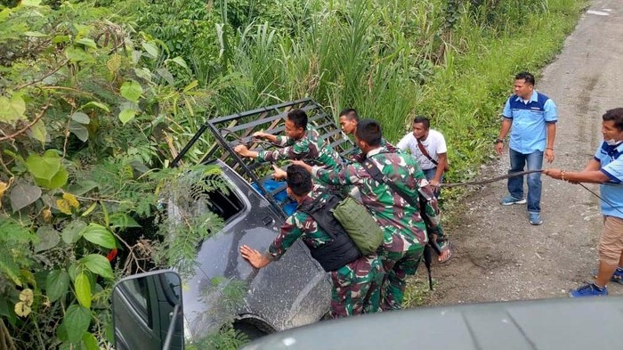 Momen TNI Evakuasi Kendaraan yang Hampir Masuk Jurang di Papua Sejumlah anggota TNI membantu mengevakuasi mobil pikap milik warga yang hampir jatuh ke jurang di Keerom, Papua. Diketahui tak ada korban jiwa dalam insiden itu