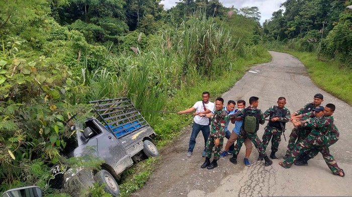 Momen TNI Evakuasi Kendaraan yang Hampir Masuk Jurang di Papua Sejumlah anggota TNI membantu mengevakuasi mobil pikap milik warga yang hampir jatuh ke jurang di Keerom, Papua. Diketahui tak ada korban jiwa dalam insiden itu