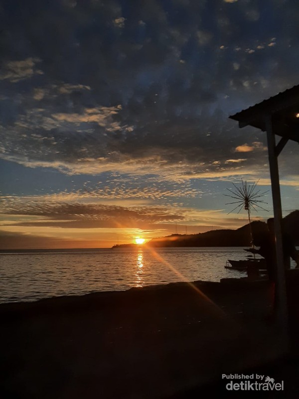 Pemandangan matahari terbenam di Pantai Tamendao