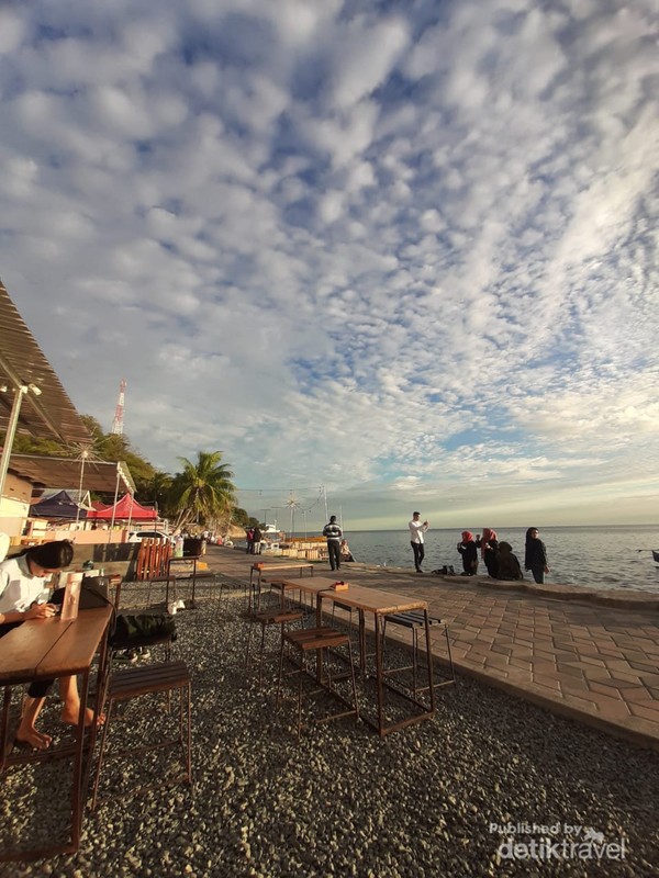 Suasana sore hari di sekitaran Pantai Tamendao