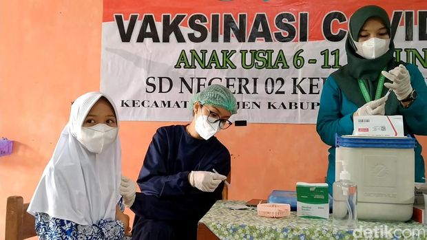 Pelaksanaan vaksinasi di SD N 02 Kebonagung, Kecamatan Kajen, Pekalongan, Kamis (17/2/2022).
