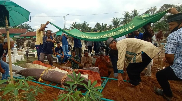 Pemakaman jenazah Novi Amelia di Tebing Tinggi (dok. Istimewa)