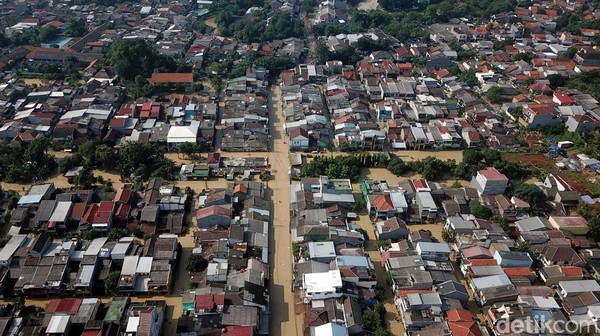 Penampakan dari Udara Ratusan Rumah Dikepung Banjir di Bekasi