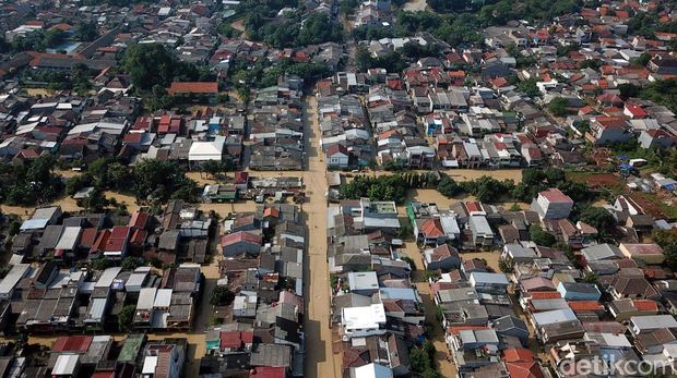 Sejumlah kawasan Bekasi terendam banjir akibat luapan Kali Bekasi. Salah satu area yang terdampak banjir ini adalah Perumahan Pondok Gede Permai. Ini fotonya.