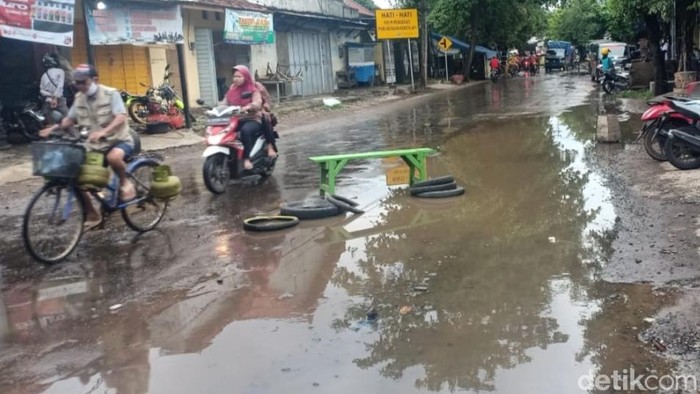 Penampakan Jalan RE Martadinata Batang rusak
