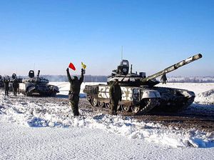 Penampakan Tank-tank Rusia yang Ditarik dari Perbatasan Ukraina