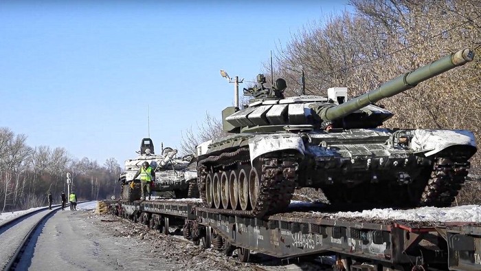 Penampakan Tank-tank Rusia yang Ditarik dari Perbatasan Ukraina In this photo taken from video provided by the Russian Defense Ministry Press Service on Tuesday, Feb. 15, 2022, a Russian tank is loaded onto railway platforms after the end of military drills in South Russia. In what could be another sign that the Kremlin would like to lower the temperature, Russia's Defense Ministry announced Tuesday that some units participating in military exercises would begin returning to their bases. (Russian Defense Ministry Press Service via AP)