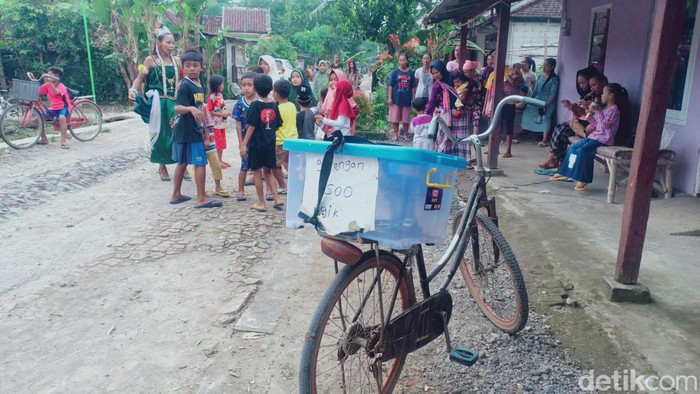 Nama Giarti yang akrab di sapa Ugik tidak asing bagi warga Kecamatan Saradan. Warga Desa Klumutan yang viral setelah dia menjual gorengan dengan kostum