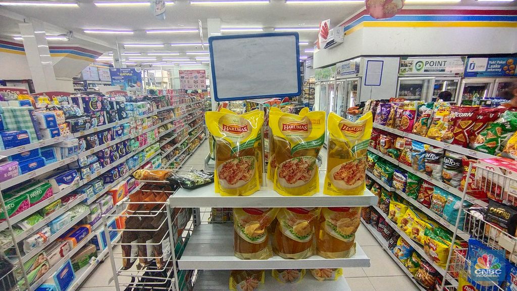 Penjualan di Indomaret Kebon Kacang, Jakarta, Kamis (17/2/2022). (CNBC Indonesia/ Tri Susilo)