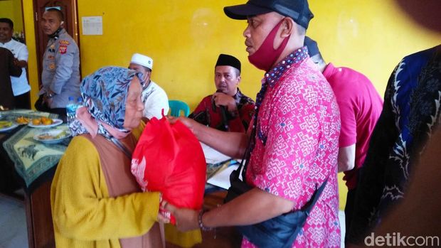 Penyaluran dana umat dihadiri oleh politikus
