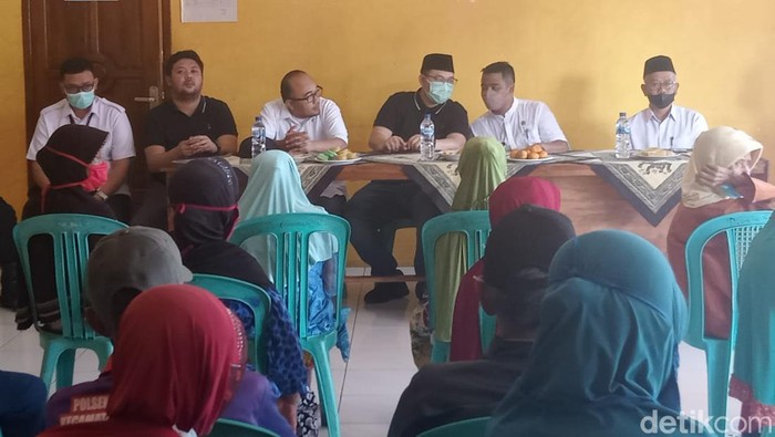 Penyaluran dana umat dihadiri oleh politikus