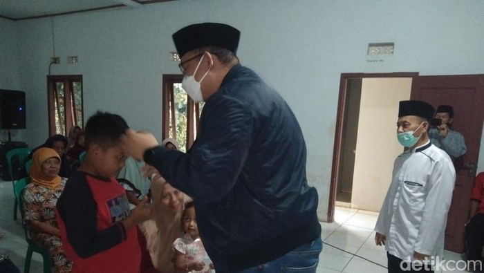 Penyaluran dana umat dihadiri oleh politikus