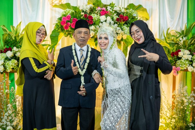 Video yang diunggah di TikTok itu kemudian memperlihatkan penampilan pengantin wanita memakai siger Sunda dan kebaya putih. Sedangkan pengantin pria mengenakan peci hitam dan jas warna biru dongker. Momen manis juga terlihat dalam video viral yaitu saat pengantin wanita terkejut ketika suaminya mencium pipinya. Video tersebut hingga kini sudah ditonton lebih dari 1,5 juta Views dan mendapat banyak komentar. Warganet ada yang memuji hasil makeup pengantin dan berbagi pengalaman serupa. Foto: Dok. pribadi @kbswedding.