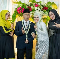 Video yang diunggah di TikTok itu kemudian memperlihatkan penampilan pengantin wanita memakai siger Sunda dan kebaya putih. Sedangkan pengantin pria mengenakan peci hitam dan jas warna biru dongker. Momen manis juga terlihat dalam video viral yaitu saat pengantin wanita terkejut ketika suaminya mencium pipinya. Video tersebut hingga kini sudah ditonton lebih dari 1,5 juta Views dan mendapat banyak komentar. Warganet ada yang memuji hasil makeup pengantin dan berbagi pengalaman serupa. Foto: Dok. pribadi @kbswedding.