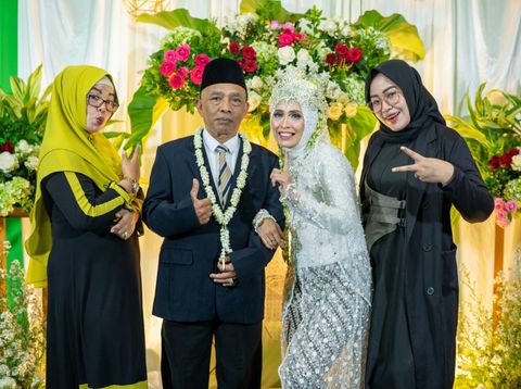 Pernikahan viral di media sosial.