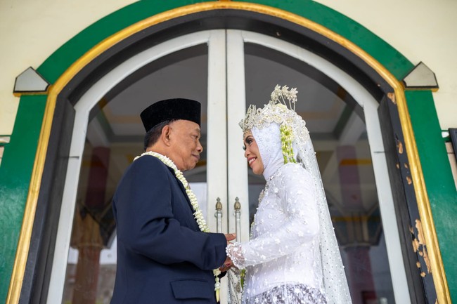 Kisah tersebut dibagikan oleh akun TikTok @kbswedding. Dalam video tersebut terlihat mantan pasangan yang kini bersatu kembali itu sedang memamerkan buku nikah. Gagal moveon setelah puluhan tahun berpisah. Akhirnya menikah dengan cinta pertamanya di usia 61 tahun, tulis akun TikTok @kbswedding. Foto: Dok. pribadi @kbswedding.