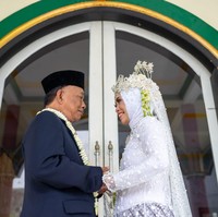 Kisah tersebut dibagikan oleh akun TikTok @kbswedding. Dalam video tersebut terlihat mantan pasangan yang kini bersatu kembali itu sedang memamerkan buku nikah. Gagal moveon setelah puluhan tahun berpisah. Akhirnya menikah dengan cinta pertamanya di usia 61 tahun, tulis akun TikTok @kbswedding. Foto: Dok. pribadi @kbswedding.
