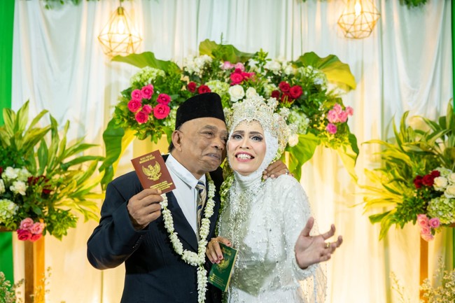 Pasangan pengantin lanjut usia ini menjadi sorotan warganet. Pasalnya, keduanya adalah mantan pasangan kekasih yang kini bersatu kembali. Sang pria menikahi cinta pertamanya di usia 61 tahun. Foto: Dok. pribadi @kbswedding.