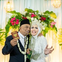 Pasangan pengantin lanjut usia ini menjadi sorotan warganet. Pasalnya, keduanya adalah mantan pasangan kekasih yang kini bersatu kembali. Sang pria menikahi cinta pertamanya di usia 61 tahun. Foto: Dok. pribadi @kbswedding.
