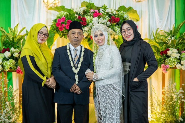 Menurut Kiky, setelah sering bertemu dan saling cocok ibu Nur (47 tahun) dilamar oleh bapak Andik (61 tahun). Keduanya menikah tepat pada 14 Februari 2022, bertepatan dengan hari kasih sayang. Zaman masih muda bapak Andik ini diam-diam suka dan mengagumi Bu Nur. Belum sempat terucap harus kandas di tengah jalan karena Bu Nur sudah ada yang meminang dan akhirnya menikah dengan orang lain, kenangnya. Foto: Dok. pribadi @kbswedding.