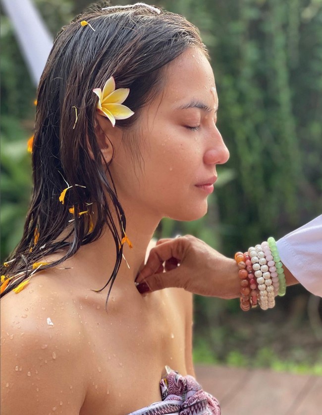 Melalui akun Instagram pribadinya,Pevita tampak membagikan momen-momen saat dirinya tengah menjalani ritual penyucian diri. Dalam foto-foto yang dibagikan terlihat Pevita menjalani ritual tersebut dengan penuh keseriusan, seperti dalam foto yang satu ini. Foto: Instagram/@pevpearce
