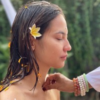 Melalui akun Instagram pribadinya,Pevita tampak membagikan momen-momen saat dirinya tengah menjalani ritual penyucian diri. Dalam foto-foto yang dibagikan terlihat Pevita menjalani ritual tersebut dengan penuh keseriusan, seperti dalam foto yang satu ini. Foto: Instagram/@pevpearce