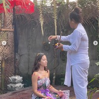 Dengan mengenakan kain batik berwarna ungu yang dijadikan sebagai kemben, Pevita terlihat khusyuk duduk bersila sambil memejamkan mata saat pemimpin upacara tengah menaburinya dengan bunga. Tak hanya menjalani upacara Melukat untuk penyucian diri, Pevita juga melakukan mandi es selama 3 menit untuk meredakan nyeri, membantu proses pemulihan lebih cepat, meningkatkan sirkulasi dan baik untuk sistem saraf. Foto: Instagram/@pevpearce