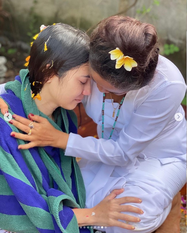 Sambil dirangkul oleh pemimpin upacara, Pevita Pearce tampak memperlihatkan raut wajah sedih pada momen yang satu ini. Pevita sendiri digosipkan putus dengan Arsyah Rasyid usai keduanya terlihat sama-sama menghapus foto mesra mereka di media sosial. Foto: Instagram/@pevpearce