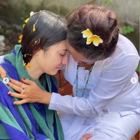 Sambil dirangkul oleh pemimpin upacara, Pevita Pearce tampak memperlihatkan raut wajah sedih pada momen yang satu ini. Pevita sendiri digosipkan putus dengan Arsyah Rasyid usai keduanya terlihat sama-sama menghapus foto mesra mereka di media sosial. Foto: Instagram/@pevpearce